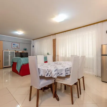 Adriana アパート *